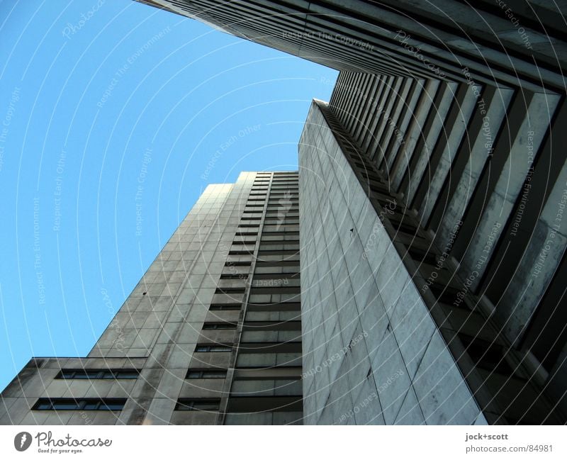 IDEAL 2 Wolkenloser Himmel Gropiusstadt Wohnhochhaus Fassade Beton modern trist grau Bauhaus Sechziger Jahre Gedeckte Farben Hintergrund neutral Schatten