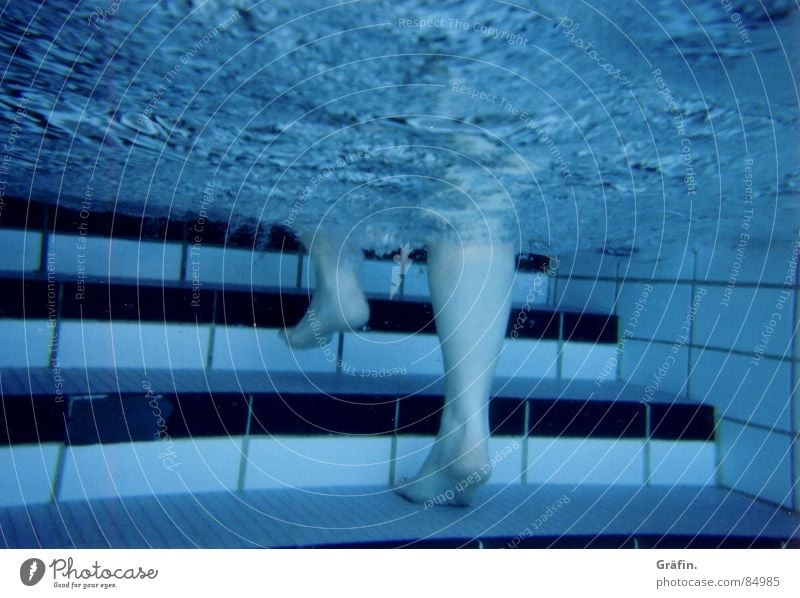 Wassertreten kommen Freibad gehen Blubbern schwarz Oberfläche Schwimmbad Sommer Wassersport hochsteigen rausgehen Unterwasseraufnahme Fuß Beine blasen Treppe