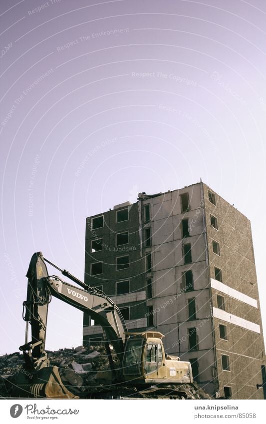 abriss Hochhaus Zerstörung Stadtentwicklung Leerstand Bagger Plattenbau Osten Cottbus Bodenplatten DDR Demontage Schutthaufen Ostzone Deutschland verfallen