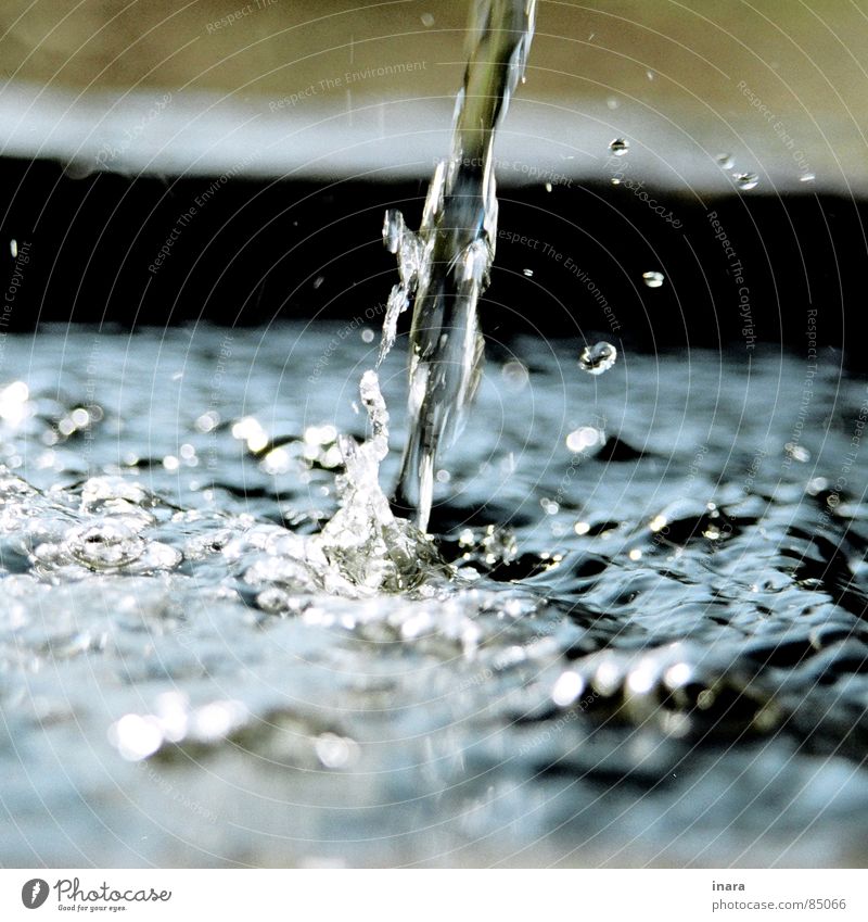 Wassereinfall Brunnen Tiefenschärfe Quadrat sprudelnd Kollision gefroren Wassertropfen