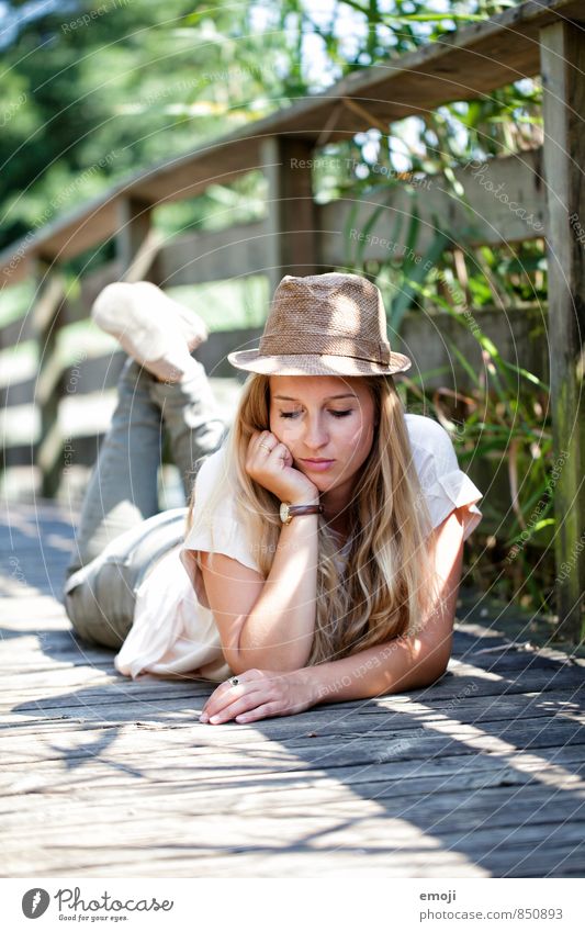 Erinnerungen an den Sommer feminin Junge Frau Jugendliche 1 Mensch 18-30 Jahre Erwachsene Natur schön natürlich nachdenklich abstützen liegen Hut Farbfoto