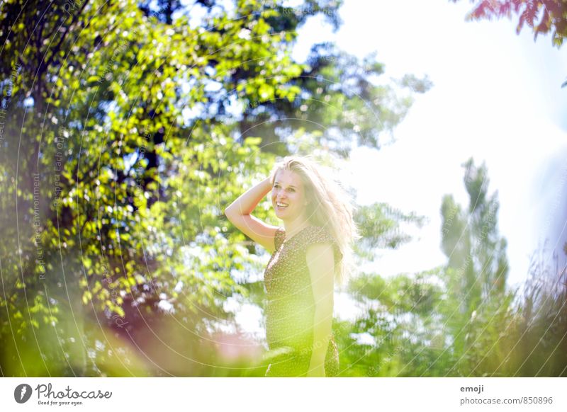 Sonnenflimmern feminin Junge Frau Jugendliche 1 Mensch 18-30 Jahre Erwachsene Umwelt Natur Sommer Schönes Wetter exotisch natürlich Farbfoto Außenaufnahme Tag