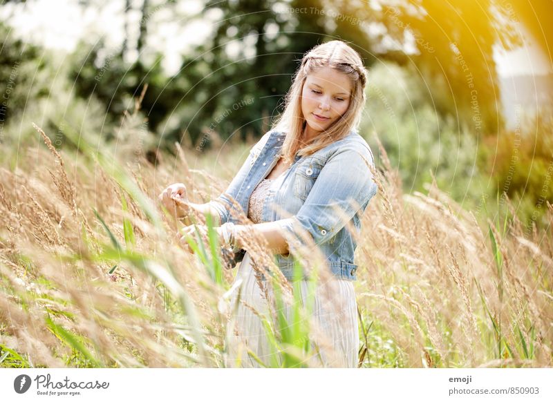 let it be feminin Junge Frau Jugendliche 1 Mensch 18-30 Jahre Erwachsene Umwelt Natur Landschaft Sommer Schönes Wetter Feld schön natürlich Farbfoto