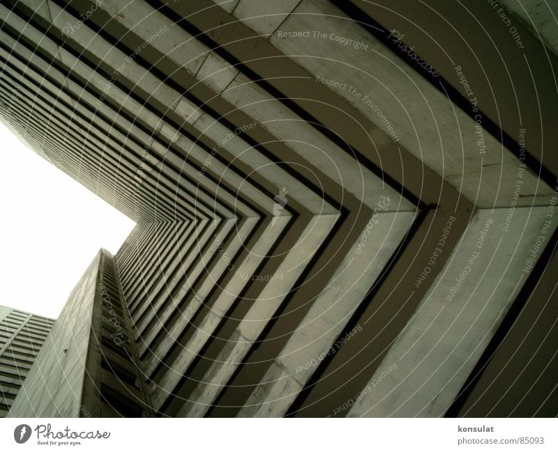 Hochhausschlucht Tunnelblick Wohnhochhaus Balkon häuserschlucht Plattenbau Betonwüste