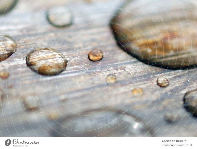 Tröpfchen Wassertropfen Stillleben Eisen Makroaufnahme ruhig Kratzer vergrößert Laufwerk Nahaufnahme Schifffahrt tröpfchen Lupe macrophotography hydrophob