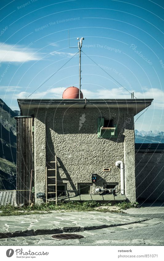 upper hill house Himmel Alpen Berge u. Gebirge Hütte Mauer Wand Einsamkeit Zufriedenheit Ordnung Farbfoto Gedeckte Farben Außenaufnahme Sonnenlicht