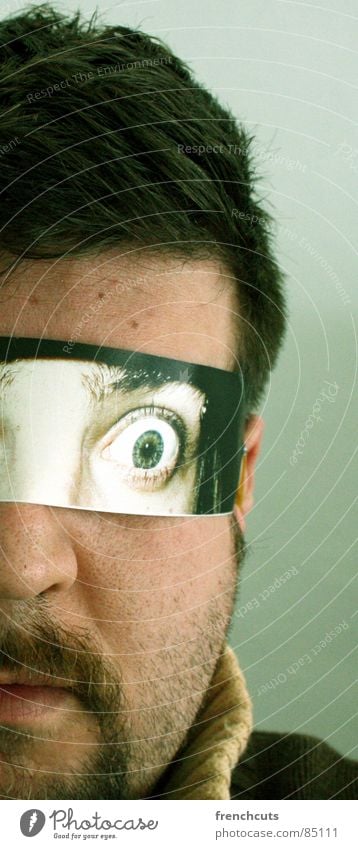 fremde augen 1 geheimnisvoll Spiegel Blick Spiegelbild verrückt staunen Flirten Glubschauge kulleräugig Mann Auge Maske Kopf Angst Schrecken anbaggern