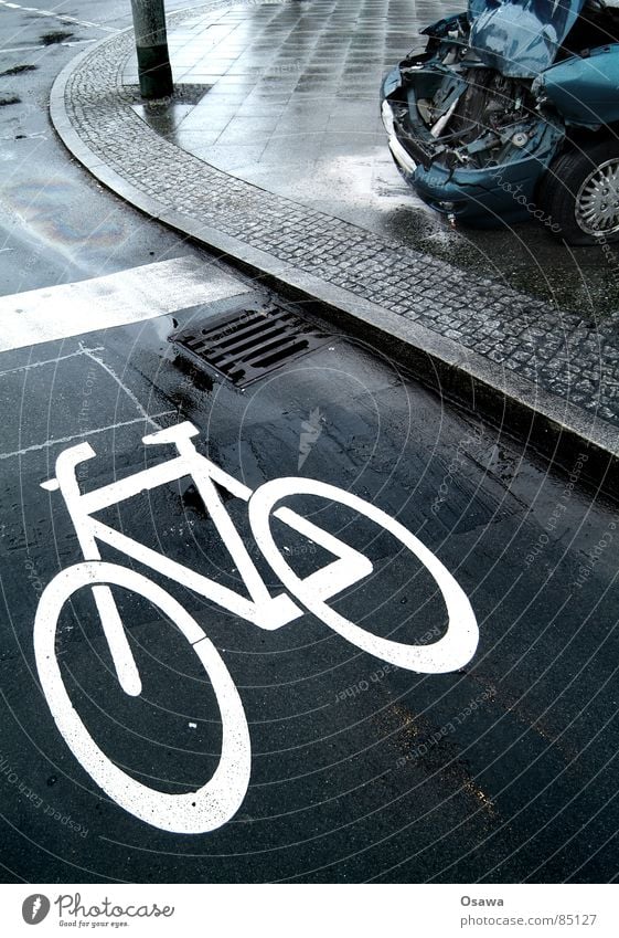 Augen auf im Straßenverkehr Auffahrunfall Blechschaden Knautschzone Gurt Verkehr Asphalt Bürgersteig Fahrrad Fahrradweg Haltelinie Piktogramm Unfall