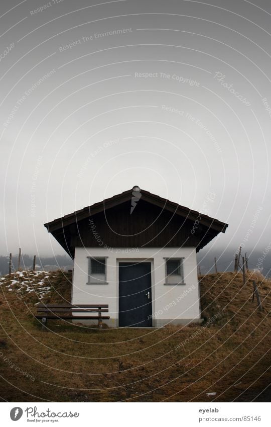 Heim-art...Mund-art...Spess-art Deutschland Haus Fenster Dach ländlich Heimat Einsamkeit klein Herbst graue Wolken schlechtes Wetter Nebel kalt Bayern trüb Gras