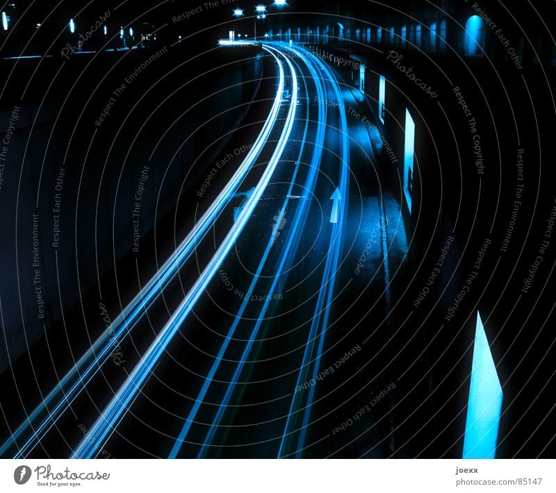 Leuchtspuren I Autobahn Fahrzeugbau Straße Straßenverkehr Biegung Bremslicht Fenster Fensterscheibe Hauptstraße Langzeitbelichtung Licht Nacht PKW Rücklicht