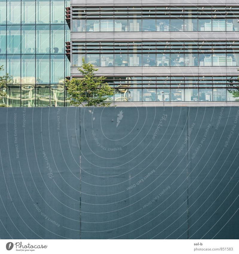 ofis Arbeit & Erwerbstätigkeit Büroarbeit Arbeitsplatz Wirtschaft Business Unternehmen Baum Gebäude Architektur Mauer Wand Fassade Fenster ästhetisch Stadt