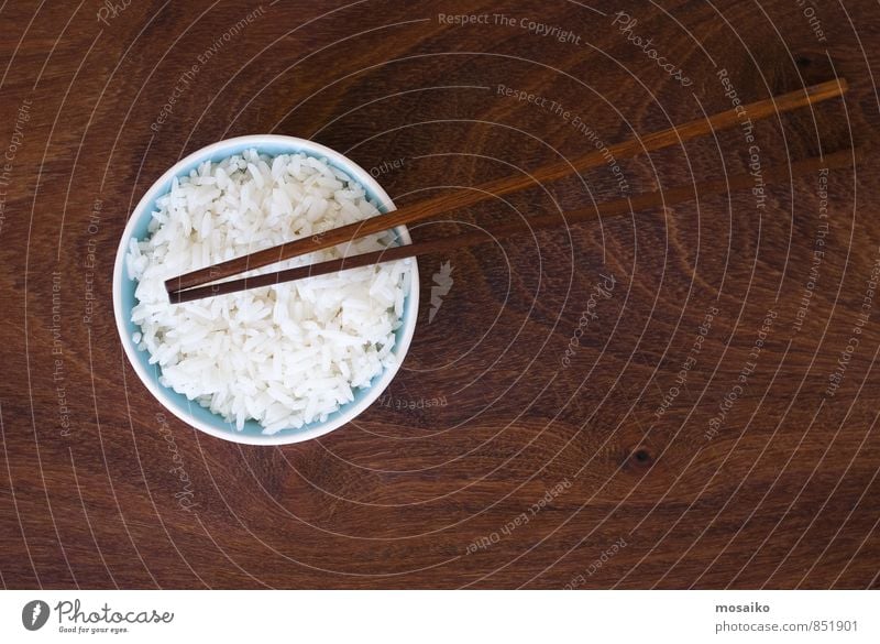 Reis und Essstäbchen Gemüse Ernährung Essen Mittagessen Abendessen Teller Schalen & Schüsseln Design Kultur lang natürlich braun schwarz weiß Müsli gedünstet