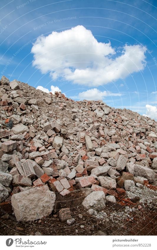 Abrisshalde im Morgenlicht Hausbau Handwerk Baustelle Konzert Erde Wolken Sonnenlicht Schönes Wetter Menschenleer Mauer Wand Beton Backstein trashig Stadt