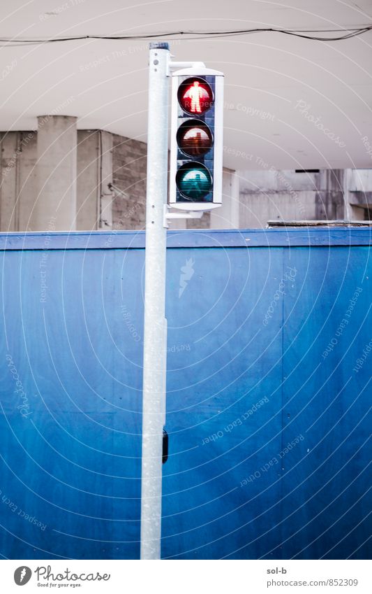 dnt wlk Baustelle Stadt Stadtzentrum Gebäude Mauer Wand Straße Ampel blau rot Vorsicht gefährlich Warnleuchte Verkehrskreuzung Rotlicht stoppen Farbfoto