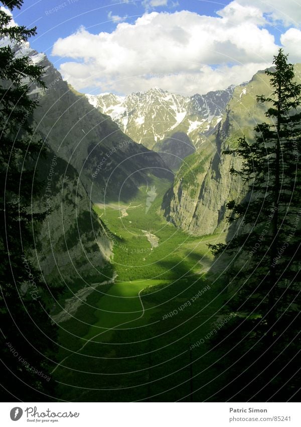 Bergtal in der Schweiz grün Wiese verdunkeln Talsohle Himmel Schatten Grünfläche Sommer Berge u. Gebirge Tanne Wege & Pfade Weide Straße Firmament waldiges tal