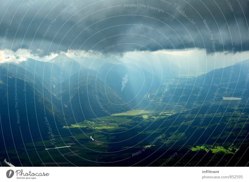 ein Unwetter zieht auf Landschaft Wolken Gewitterwolken Sommer schlechtes Wetter Hügel Berge u. Gebirge Tal bedrohlich dunkel blau grau grün Fernweh Klima Natur