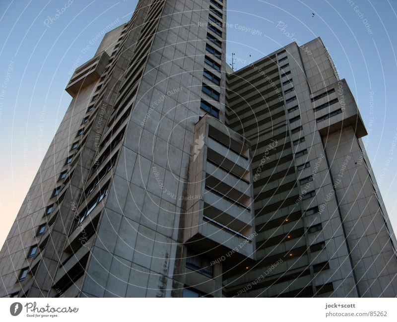 Wohnhochhaus IDEAL 1 Architektur Wolkenloser Himmel Gropiusstadt Fassade dunkel modern trist grau Bauhaus Sechziger Jahre Gedeckte Farben Strukturen & Formen