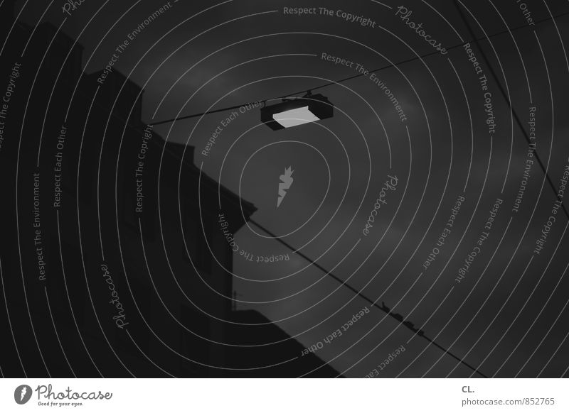 dunkel Himmel Wolken schlechtes Wetter Stadt Haus Gebäude Architektur Verkehr Straße gruselig trist ruhig Einsamkeit stagnierend Straßenbeleuchtung