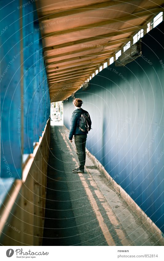 fluchtpunkt Mensch maskulin Junger Mann Jugendliche Erwachsene 1 blau Tunnel innehalten Blick Pause Stadtleben Baustelle Fußgänger Tunnelblick Holzgestell