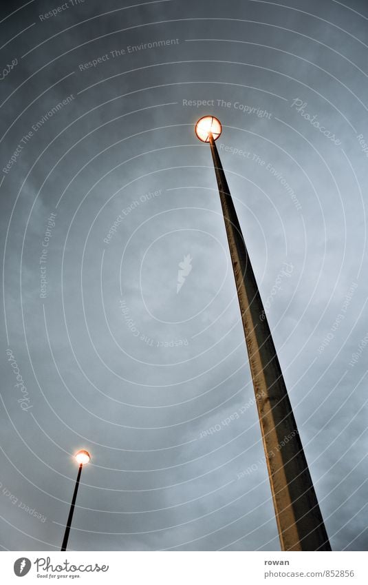 lichtpunkte Wolken Gewitterwolken schlechtes Wetter Unwetter dunkel Lichtpunkt Straßenbeleuchtung Laternenpfahl erleuchten hoch vertikal Stern Farbfoto