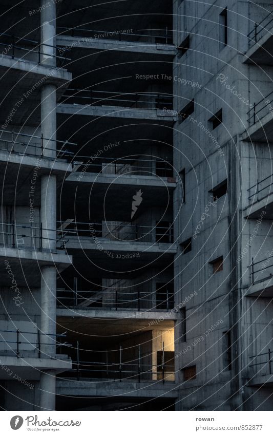 licht Haus Hochhaus Bauwerk Mauer Wand dunkel gruselig Stadt Angst Beton Betonplatte Baustelle unvollendet Lichtschein Nacht Etage Ruine Bauruine Farbfoto