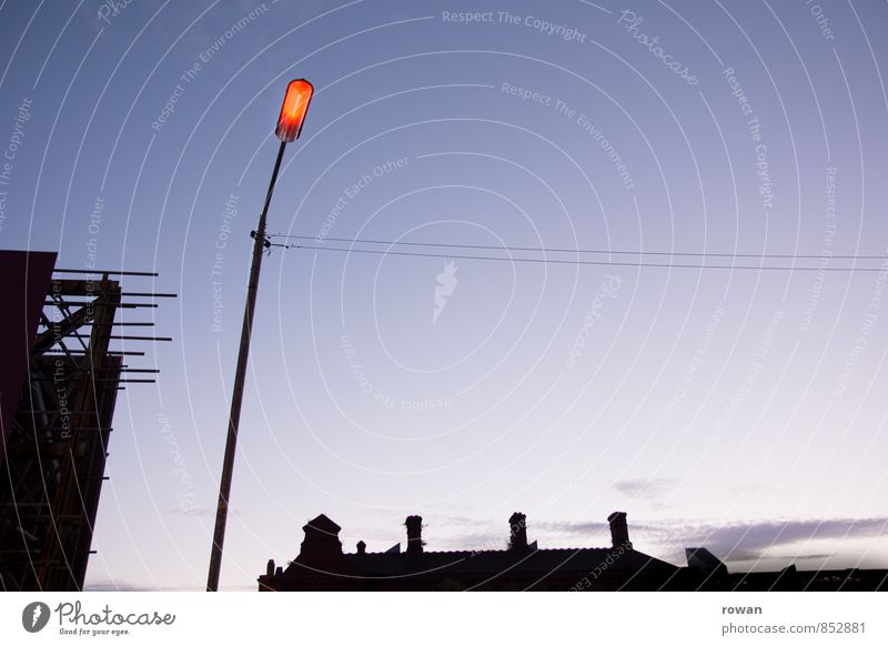 abend Stadtzentrum Menschenleer dunkel Straßenbeleuchtung Laternenpfahl Stadtleben Sonnenuntergang Gegenlicht Beleuchtung Farbfoto Außenaufnahme Abend Dämmerung