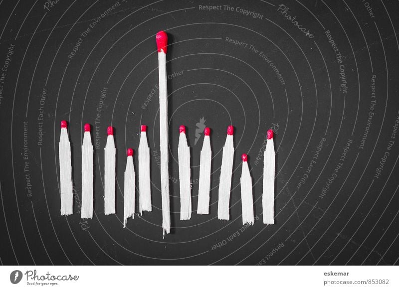 big one Streichholz Streichhölzer Zeichen liegen ästhetisch außergewöhnlich Bekanntheit Erfolg groß hoch einzigartig klein lang nah rot schwarz selbstbewußt