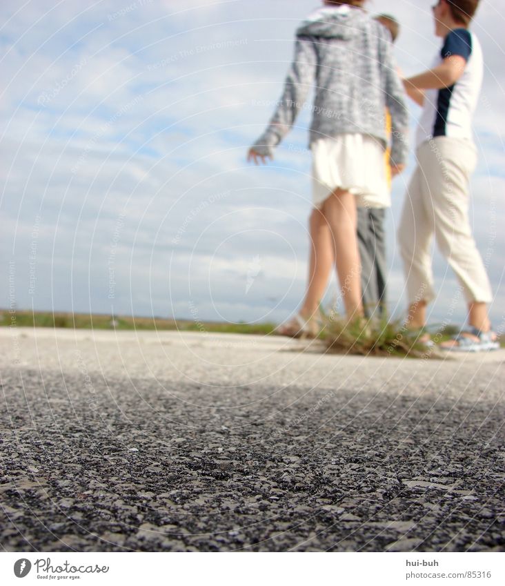 Alles läuft vergangen gehen Geschwindigkeit Gras senken Schuhe fahren stehen Einsamkeit vergessen Bekleidung wandern Freizeit & Hobby Menschengruppe laufen