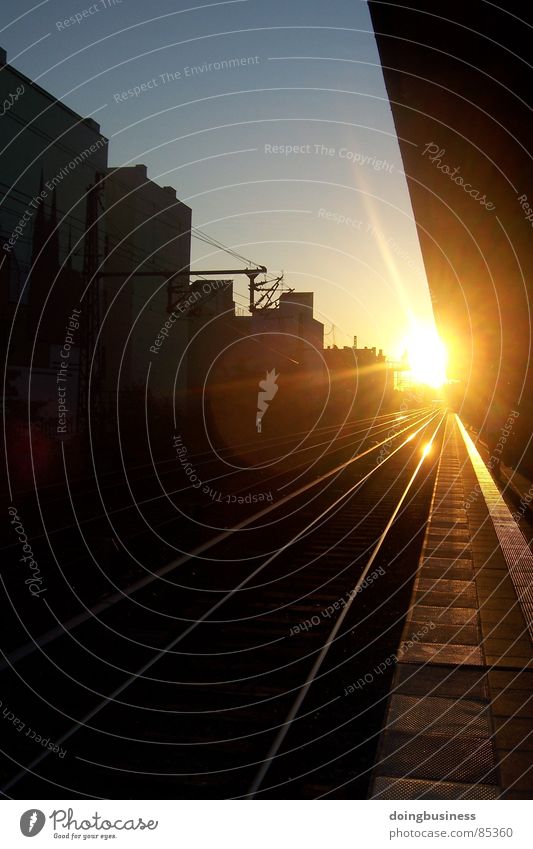 Sonnenuntergang in Berlin Eisenbahn Perspektive Ferne Abend parallel Bahnhof Architektur Himmel bahnschienen Meinung Elektrizität Abenddämmerung