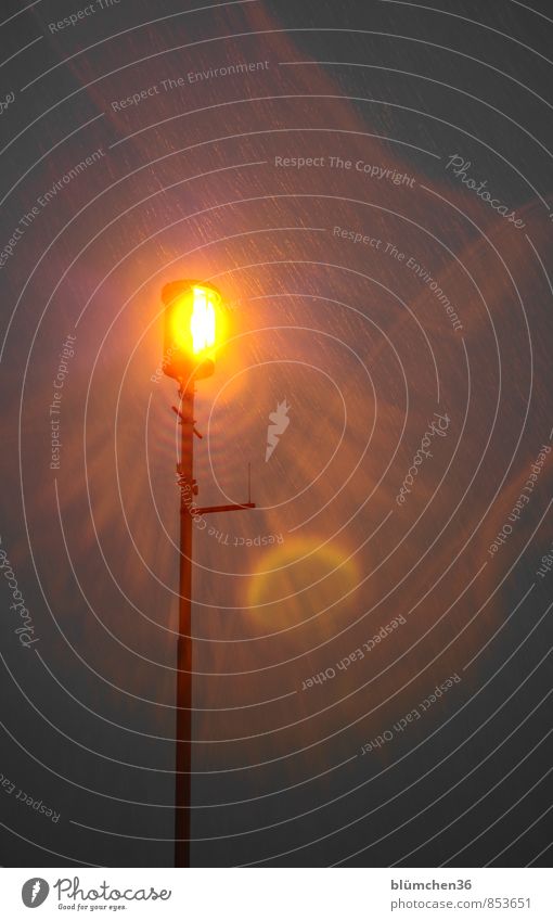 kost.bar | Sturmwarnung Lampe Laterne Laternenpfahl Licht Lichtstrahl leuchten orange Sturmfront Regen Unwetter Unwetterwarnung Warnung Warnhinweis Warnsignal