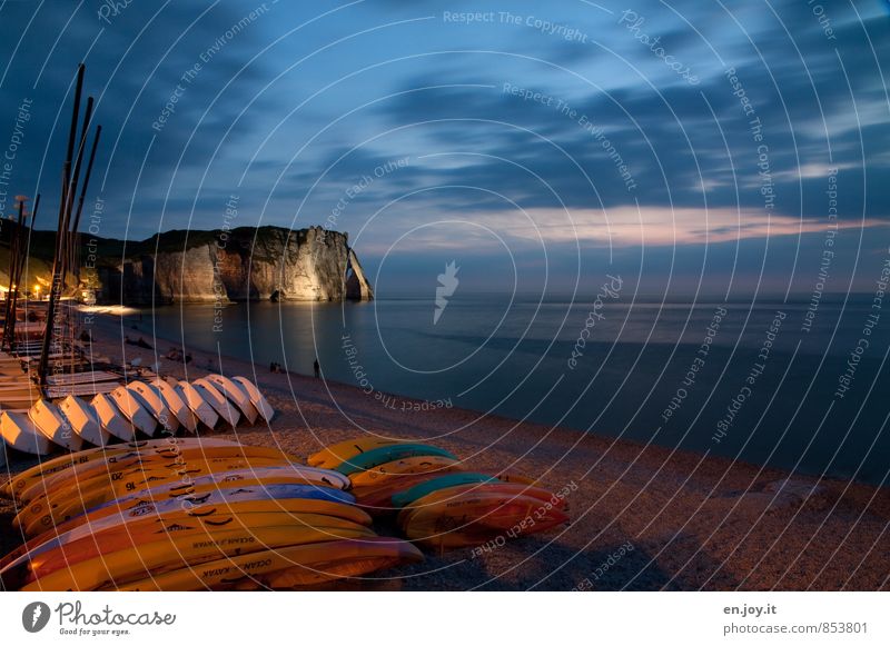 Nachtlicht Ferien & Urlaub & Reisen Tourismus Sommerurlaub Strand Meer Nachthimmel Horizont Felsen Küste Kanu Kajak blau orange Fernweh Ferne Frankreich