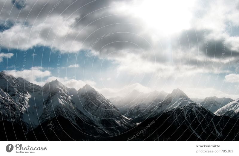 Der Berg ruft Bergkette Engadin Schweiz Schneedecke Sonnenstrahlen alpin Wolken Winter Skiort Berge u. Gebirge Himmel Kamm Niveau