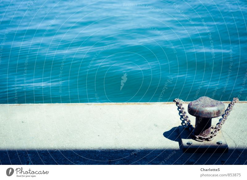 Anlegestelle Beton Metall blau Spanien grün Meer Hafen Kettenglied Poller fest Am Rand Rost Schatten Wellen Dock Grafische Darstellung Fischereiwirtschaft