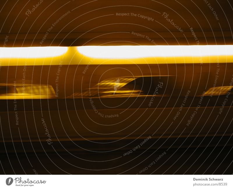 Mach 3 Autobahn Geschwindigkeit Tunnel Unschärfe Verkehr Licht PKW Fahrzeuge Bewegung