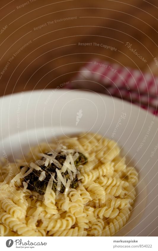 Pasta mit Pesto Lebensmittel Käse Kräuter & Gewürze Öl Parmesan Nudeln Ernährung Essen Geschirr Teller Gesundheit Gesunde Ernährung Fitness Wohlgefühl