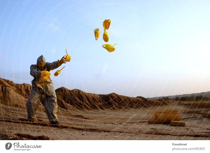 grau™ - fliegende kannen gelb grau-gelb Anzug rot Gummi Kunst dumm sinnlos ungefährlich verrückt lustig Freude Schwerelosigkeit Planet Kannen Gießkanne springen