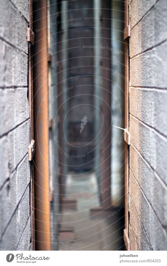 Sogwirkung Arbeitsplatz Fabrik Industrie Architektur Industriekultur Ruhrgebiet Menschenleer Mauer Wand Dachrinne Stein Metall Streifen fallen alt dünn eckig