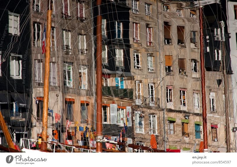 umgedreht Ferien & Urlaub & Reisen Städtereise Honfleur Frankreich Stadt Hafenstadt Altstadt Menschenleer Haus Mauer Wand Fassade Fenster mehrfarbig Irritation