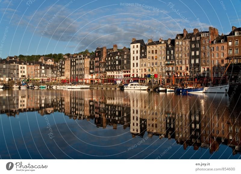 ...richtig herum Ferien & Urlaub & Reisen Städtereise Honfleur Normandie Frankreich Stadt Hafenstadt Altstadt Skyline Menschenleer Haus Fassade maritim