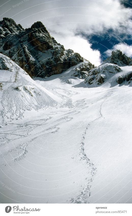 Spuren im Schnee Ferien & Urlaub & Reisen Skier gehen Wolken Bergkette Berge u. Gebirge Karawanken Fuß Kamm