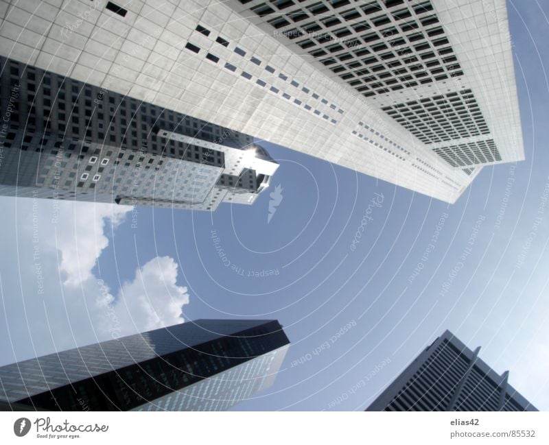 Beneath Rising Giants Hochhaus Business District Singapore Stadtzentrum Blauer Himmel Haus modern height Niveau commercial district tallness Singapore Island