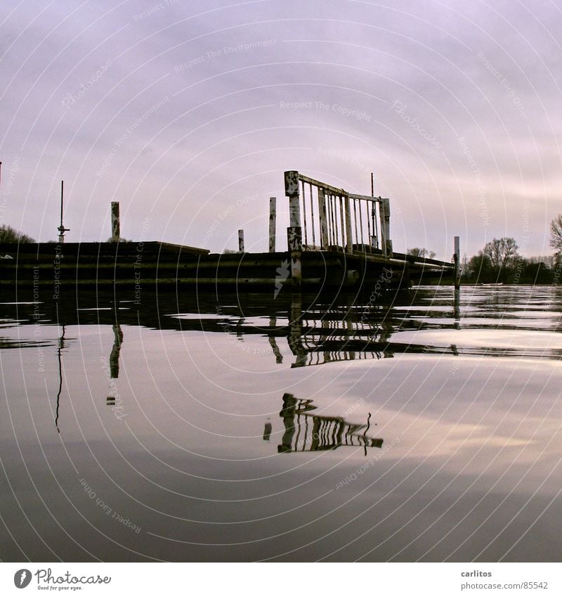 Winterpause am Bootsverleih See Tretboot Wasserfahrzeug Ruderboot Symmetrie Spiegel Reflexion & Spiegelung 2 beruhigend geduldig Gelassenheit bewegungslos kalt