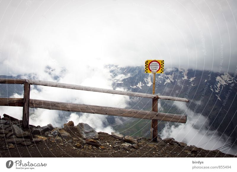 sicher ist sicher Ferien & Urlaub & Reisen Berge u. Gebirge wandern Natur Wolken schlechtes Wetter Nebel Schnee Hinweisschild Warnschild authentisch bedrohlich