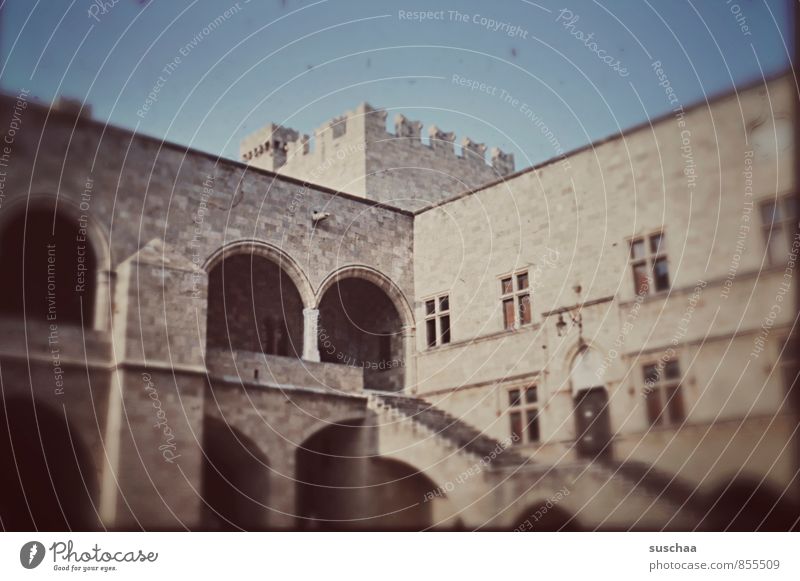 irgendwo .. irgendwann Himmel Menschenleer Haus Bauwerk Gebäude Architektur Mauer Wand Treppe Fassade Stein Beton alt historisch Altertum Autofenster Bogen