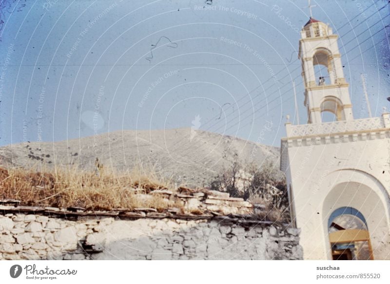 dorfkirche Himmel Sommer Schönes Wetter Dorf Menschenleer Ruine Bauwerk Gebäude Architektur Sehenswürdigkeit Stein Beton alt Mauer Glockenturm Religion & Glaube