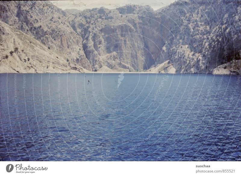 der schatz im silbersee Ferien & Urlaub & Reisen Meer Umwelt Natur Wasser Sommer Schönes Wetter Felsen Bucht See alt blau Urlaubsfoto Berge u. Gebirge