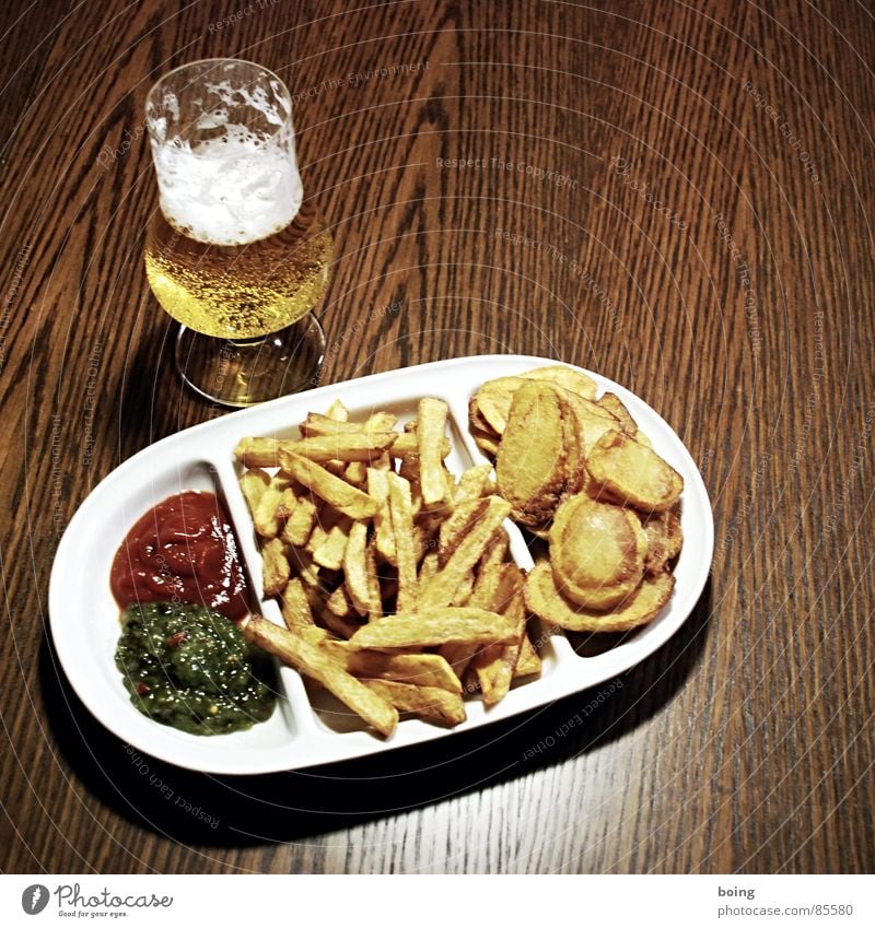 goldgelb™ neulich in der Baumhaus Mensa A4 Kartoffelchips Imbiss Humpen Pommes frites Beilage Mahlzeit Bier Ketchup Portion Fett heiß Gischt Speisesaal antörnen