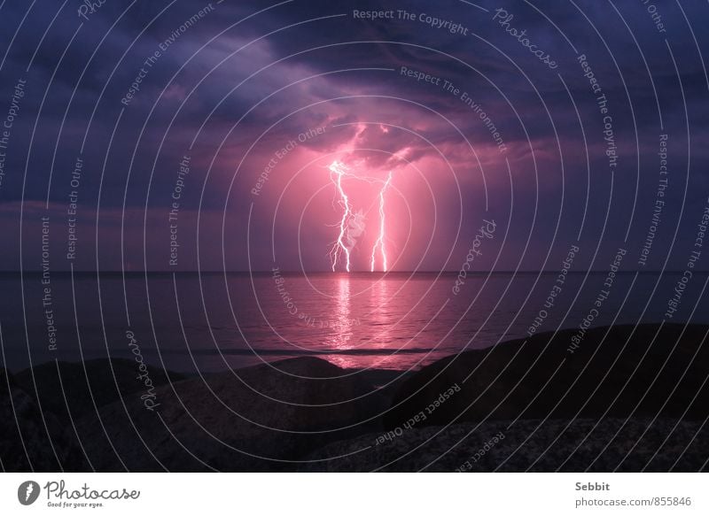 Ostseeblitze Natur Luft Wasser Himmel Gewitterwolken Nachthimmel Horizont Klima Wetter Unwetter Blitze Felsen Küste Meer außergewöhnlich bedrohlich blau grau