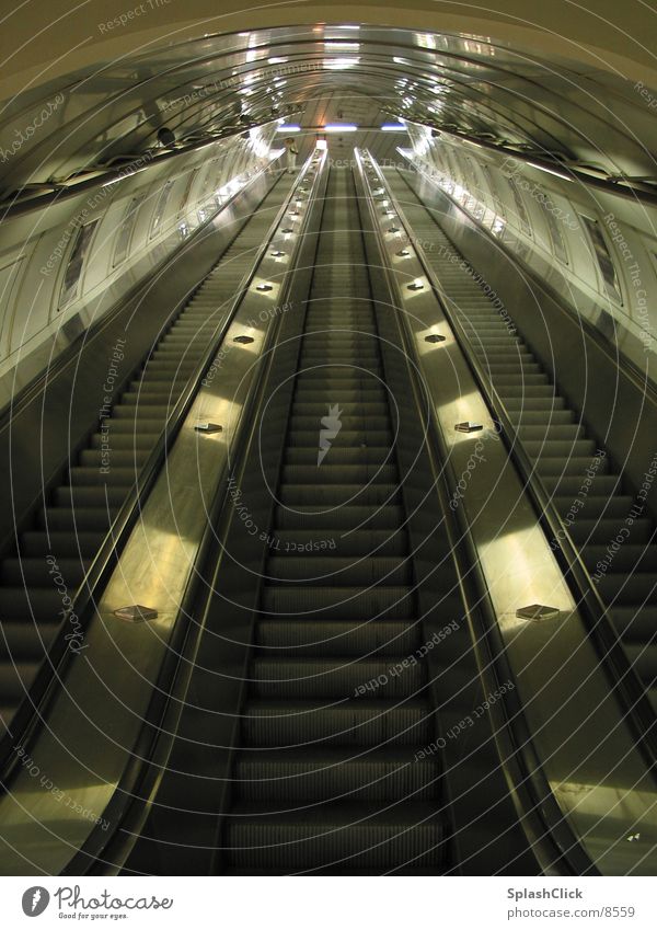 Rolltreppe Tunnel U-Bahn Verkehr Treppe Symetrie