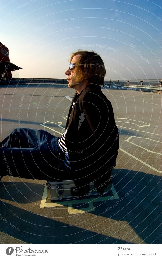 TATORT - parkdeck IV Handschuhe Tatort Kriminalität Koffer Gangsta Rap lässig Sonnenbrille gestreift Stil Mann man geldkoffer sako criminal deal Mafia sitzen